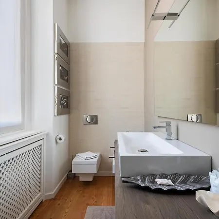 Refined And Classic In Cadorna Apartment Milan