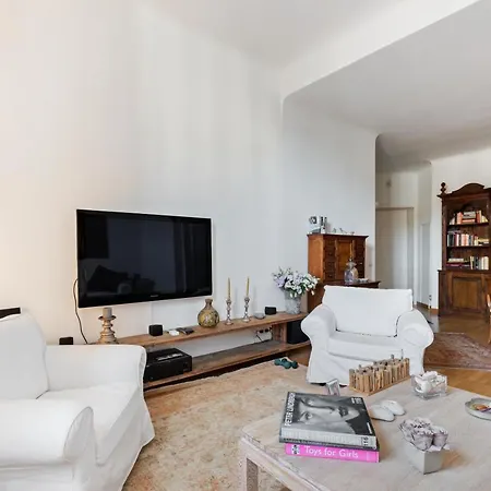 Apartment Refined And Classic In Cadorna