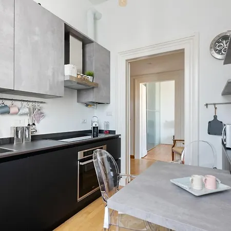 Refined And Classic In Cadorna Apartment Milan